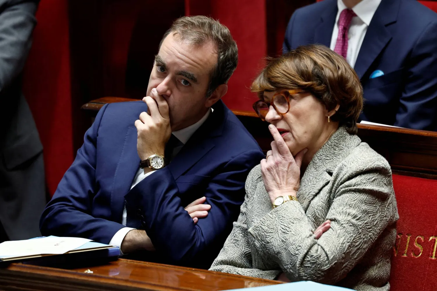 رئيس الحكومة سيباستيان لوكورنو وإلى جانبه وزيرة الزراعة آني جينوفار يستمعان الخميس لكلمات النواب في الجمعية الوطنية قبيل تصويت الثقة (رويترز)
