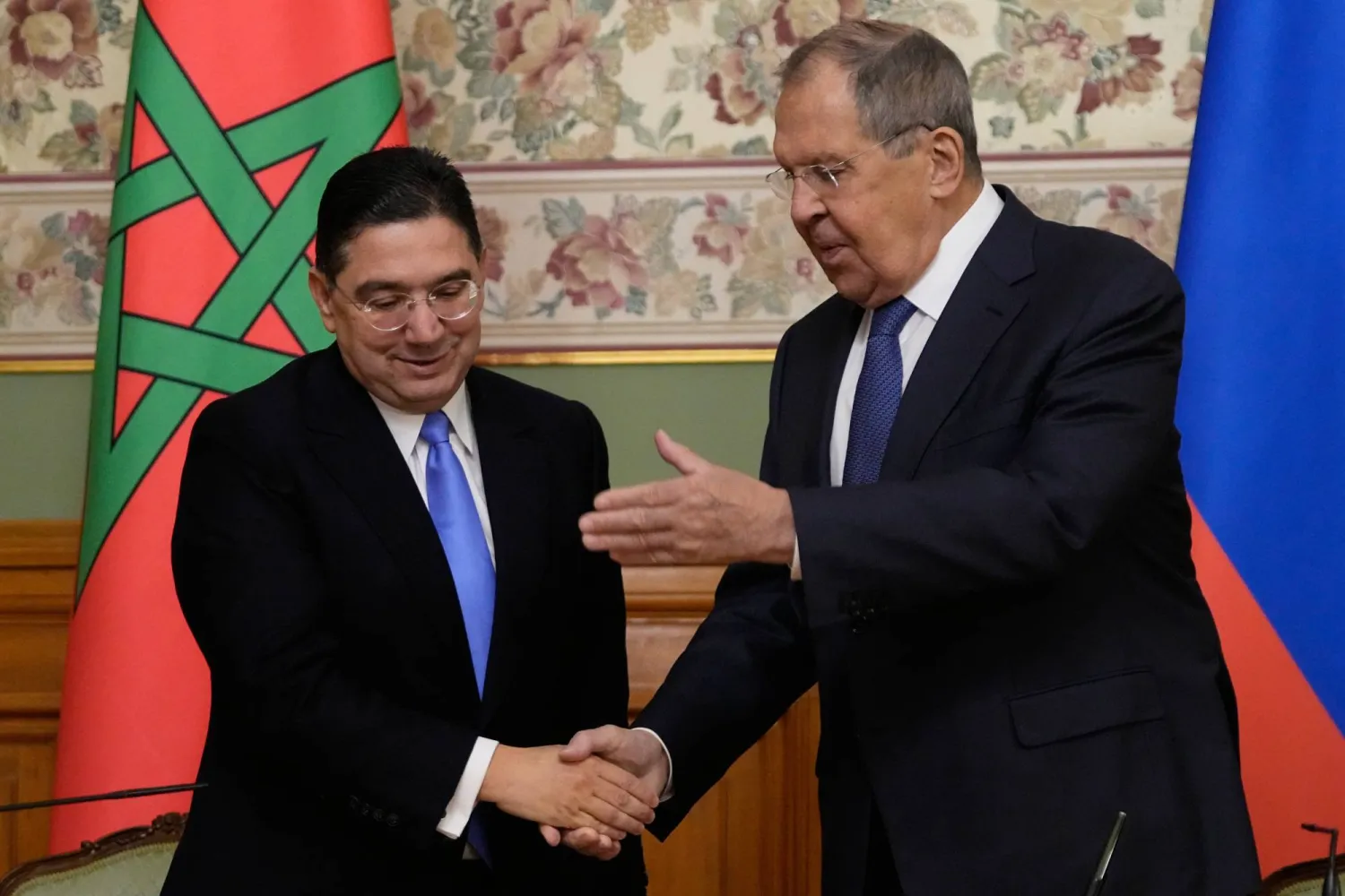 وزير الخارجية الروسي سيرغي لافروف مستقبلاً نظيره المغربي ناصر بوريطة (أ.ب)