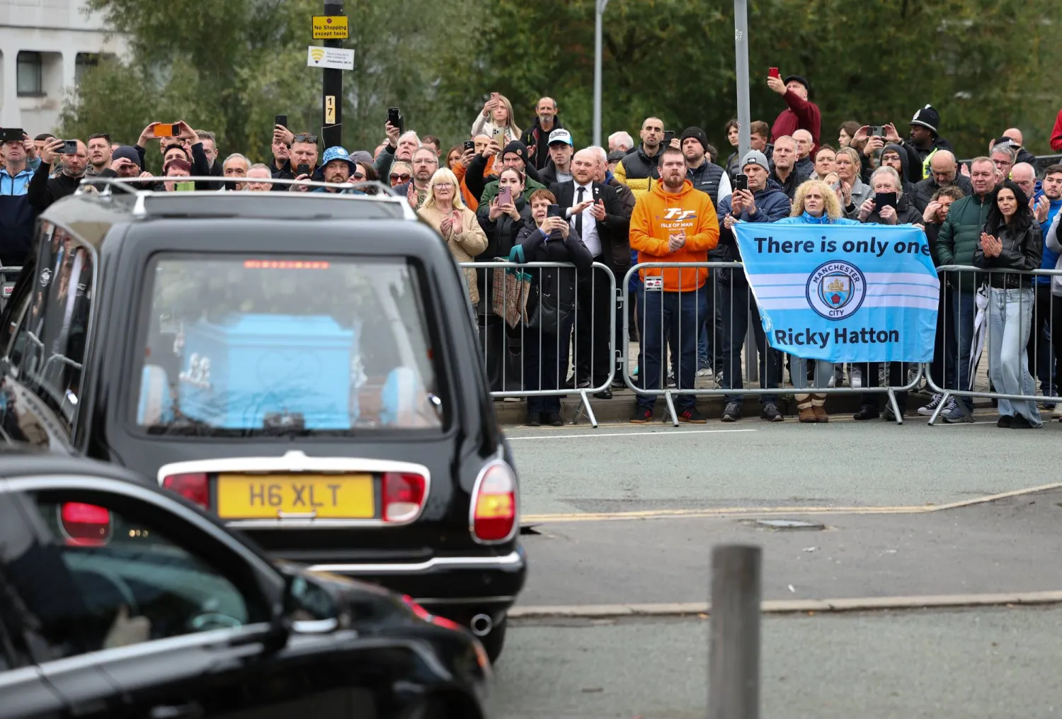 مشيعون يحضرون موكب جنازة الملاكم ريكي هاتون أثناء مروره بكاتدرائية مانشستر (إ.ب.أ)