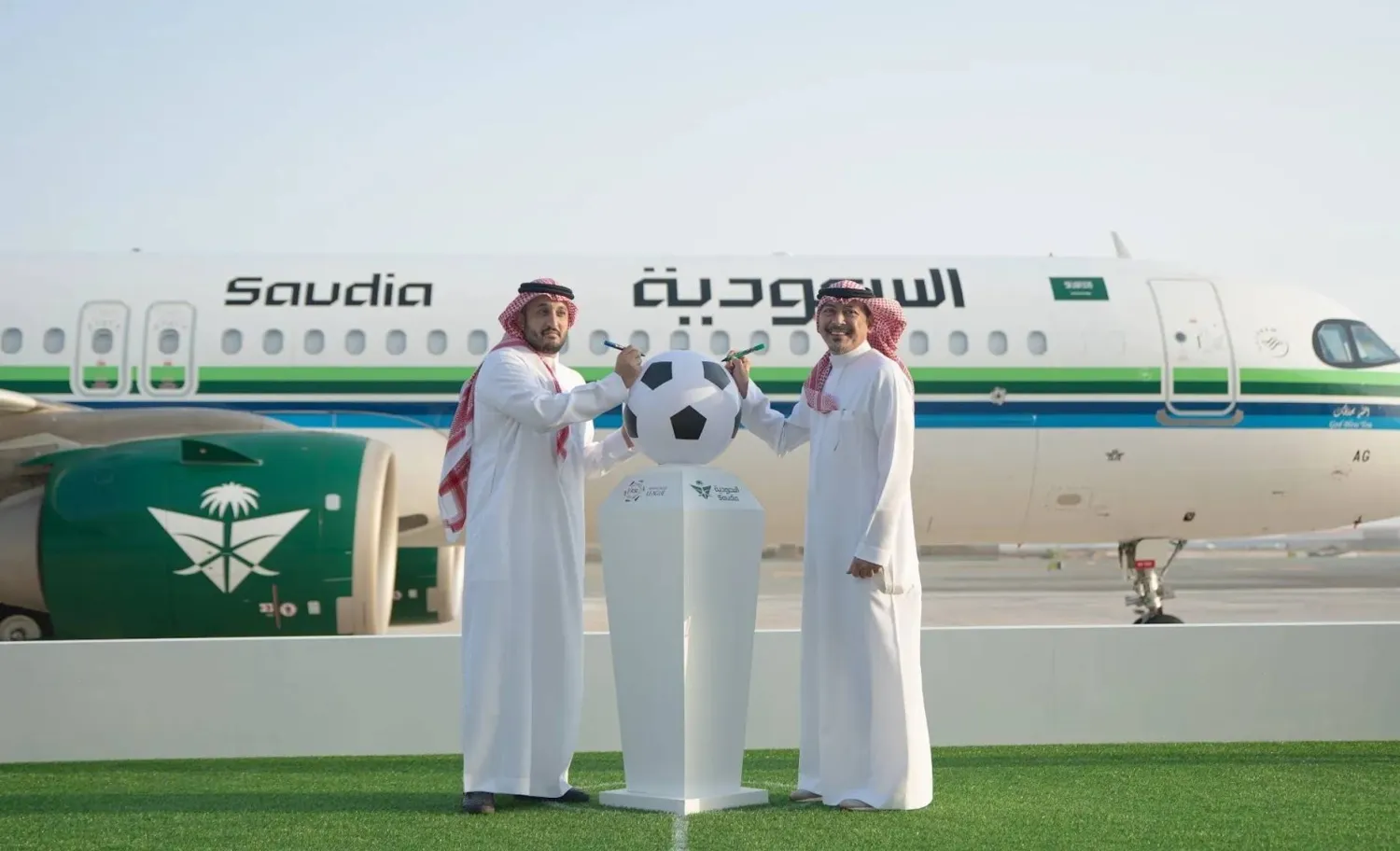 عمر مغربل وخالد طاش خلال توقيع الاتفاقية (رابطة الدوري السعودي)