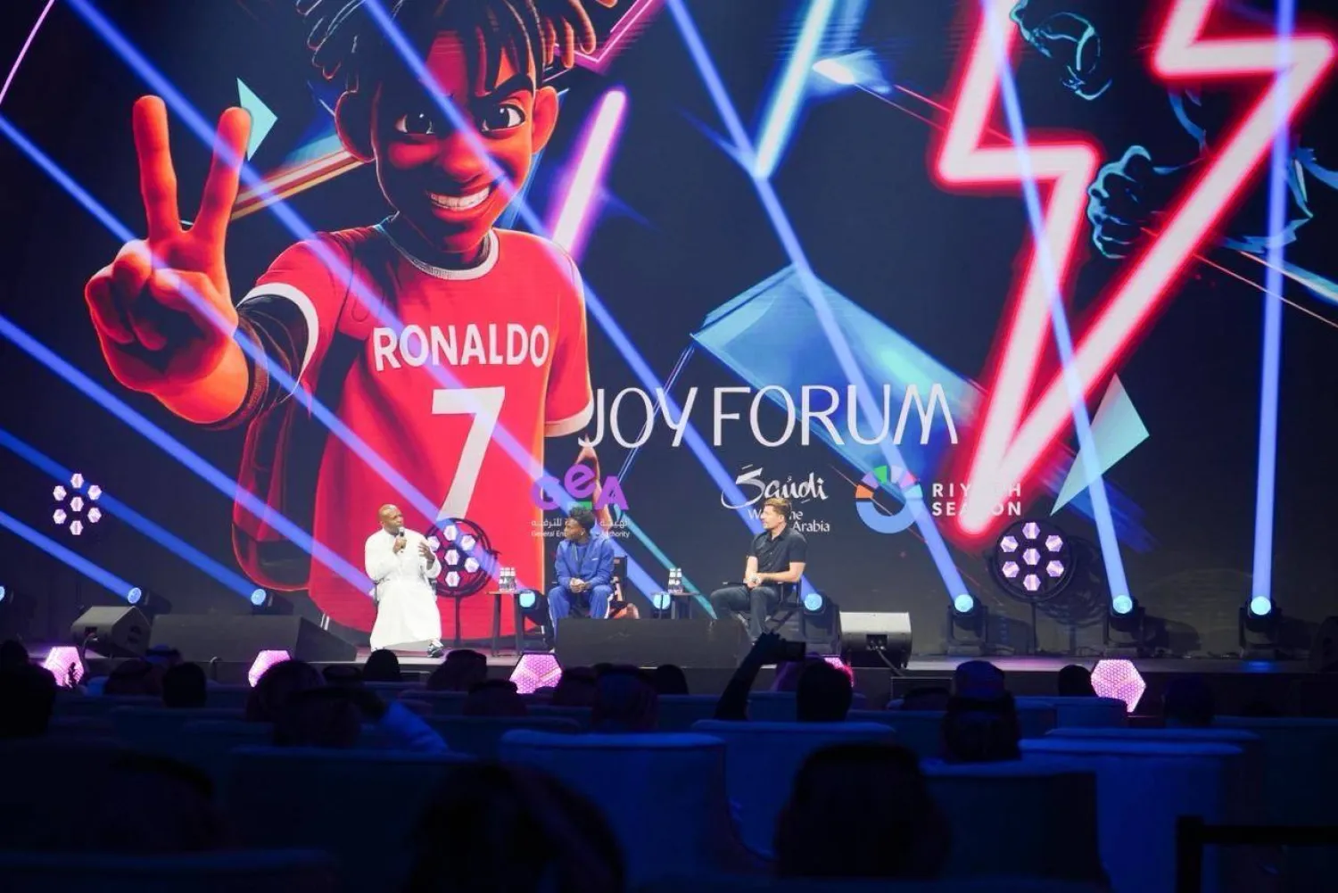 جانب من جلسة جمعت مؤثرين عالميين في منتدى «جوي فوروم» الخميس (موسم الرياض)