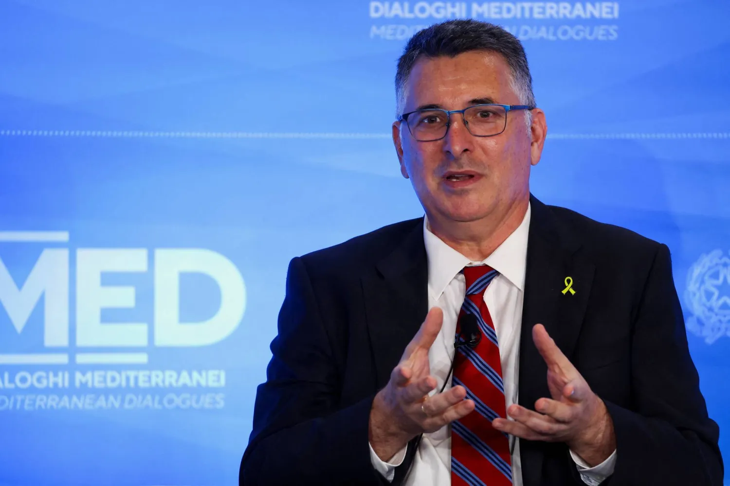 وزير الخارجية الإسرائيلي جدعون ساعر يتحدث خلال المؤتمر (رويترز)