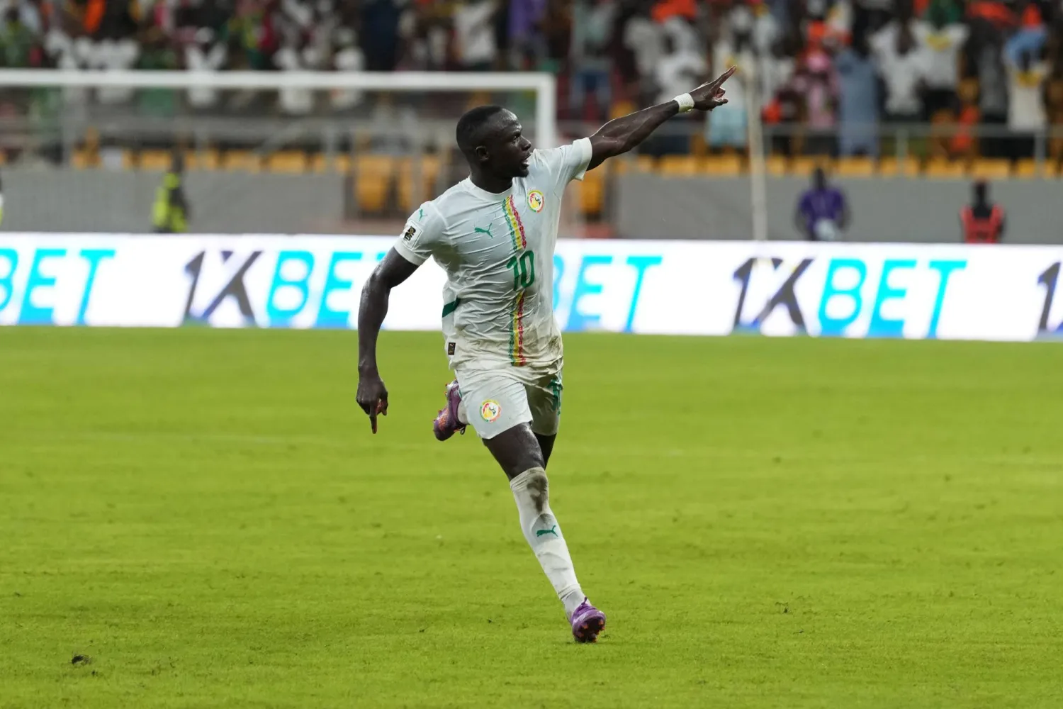 ماني محتفلاً ببلوغ السنغال للمونديال (أ.ب)