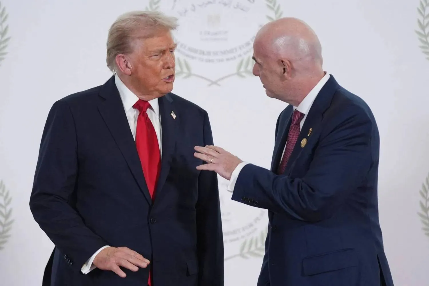 ترمب وإنفانتينو يتحدثان خلال لقاء سابق (أ.ف.ب)