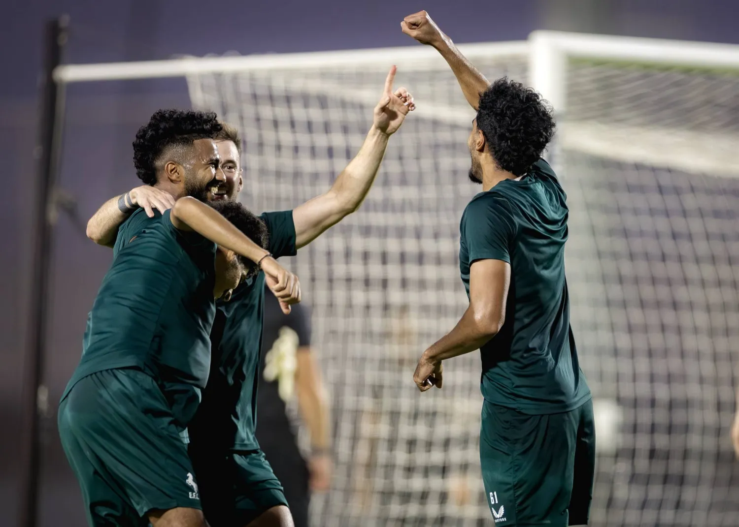 يمازح زملاءه خلال المران (نادي الاتفاق)