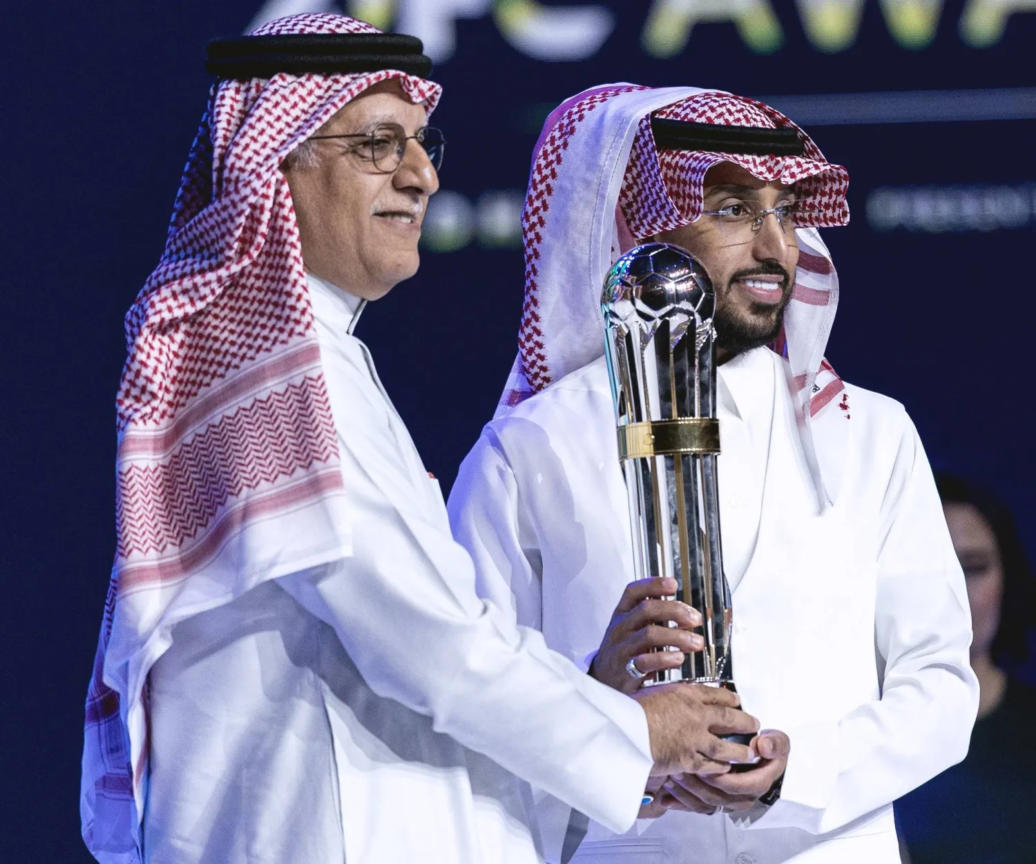 الشيخ سلمان آل خليفة يتوج سالم بالجائزة الآسيوية (نادي الهلال)