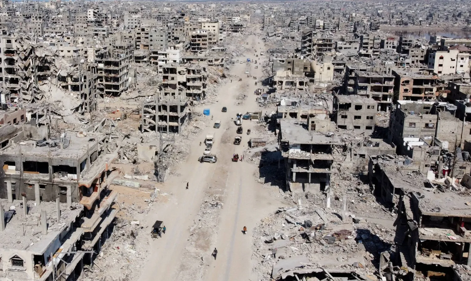 صورة من الجو لحي مدمر في مدينة غزة عقب انسحاب القوات الإسرائيلية (رويترز)