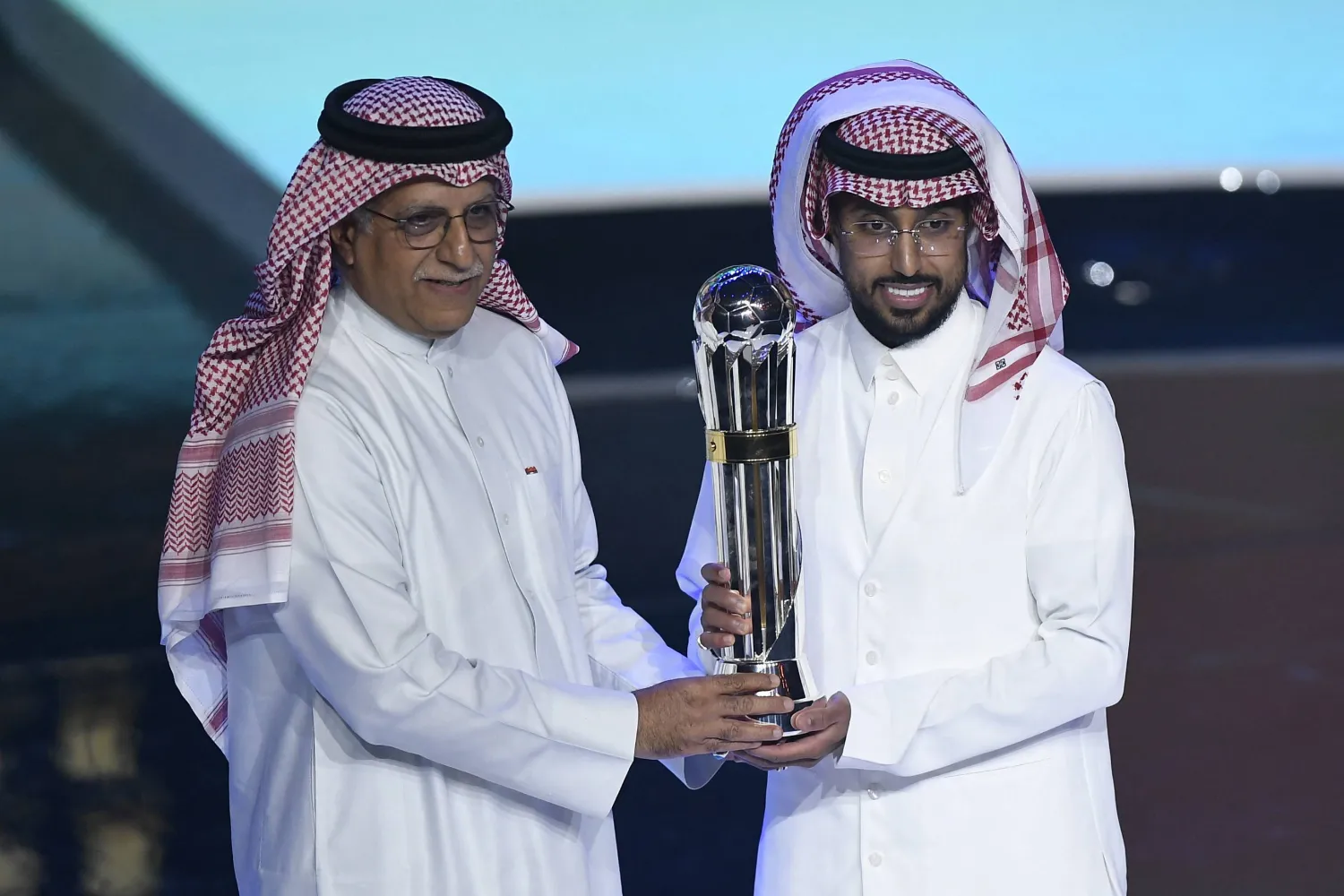 سالم الدوسري يتسلم الجائزة من رئيس الاتحاد الآسيوي (رويترز)