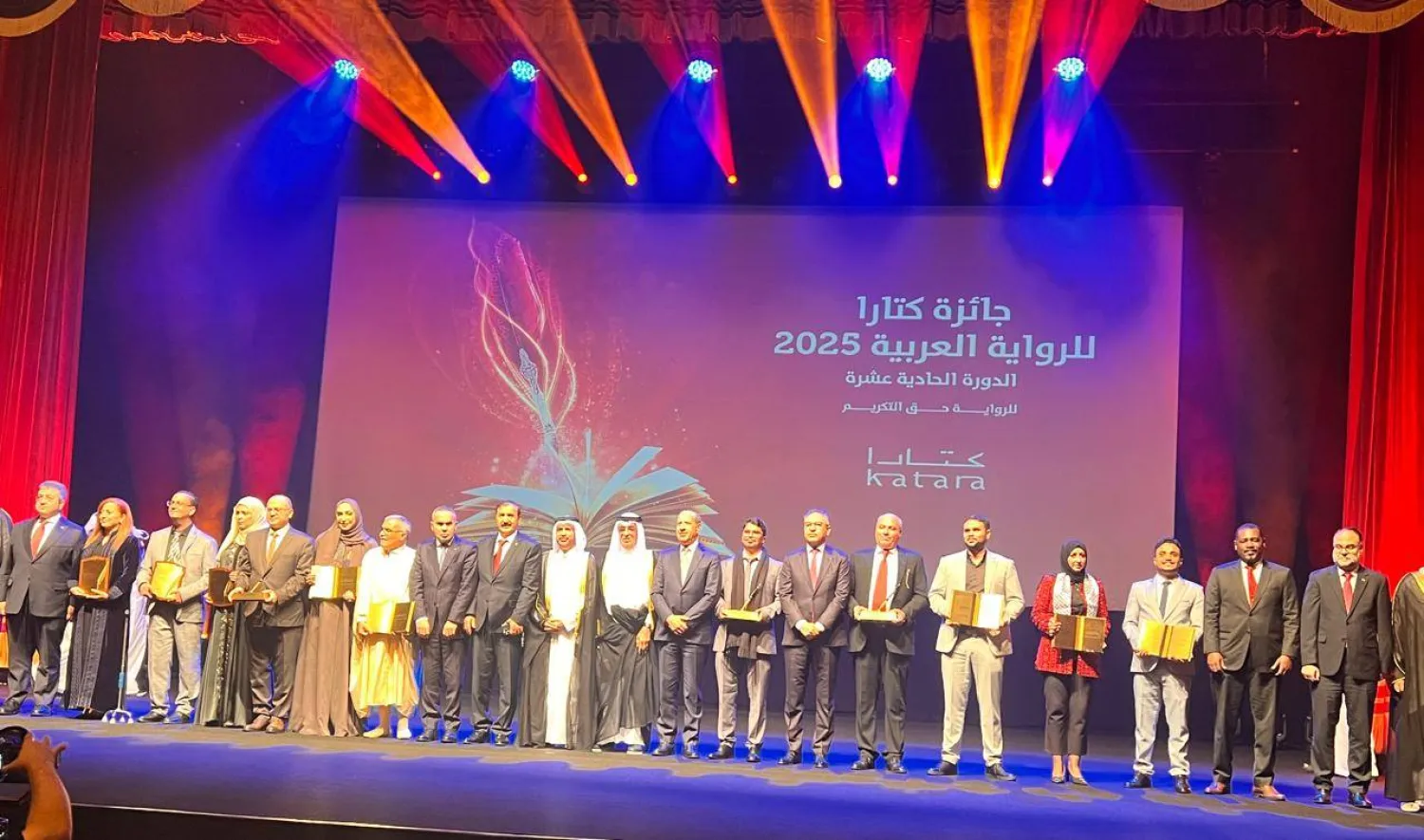 الدكتور خالد السليطي مدير عام مؤسسة الحي الثقافي في قطر يتوسط الفائزين بجوائز «كتارا» للرواية العربية (الشرق الأوسط)