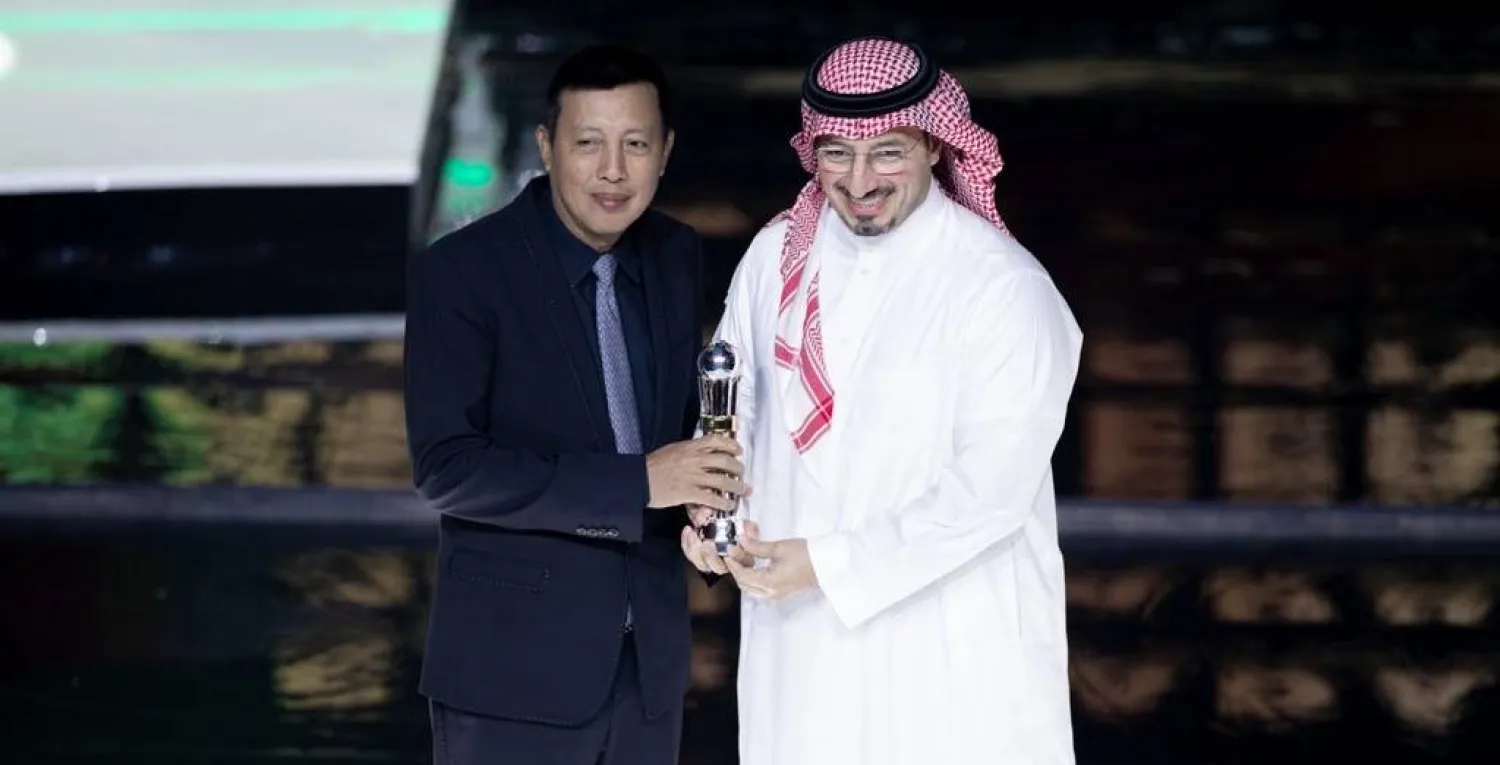 المسحل لدى تسلمه الجائزة الآسيوية (الاتحاد السعودي لكرة القدم)