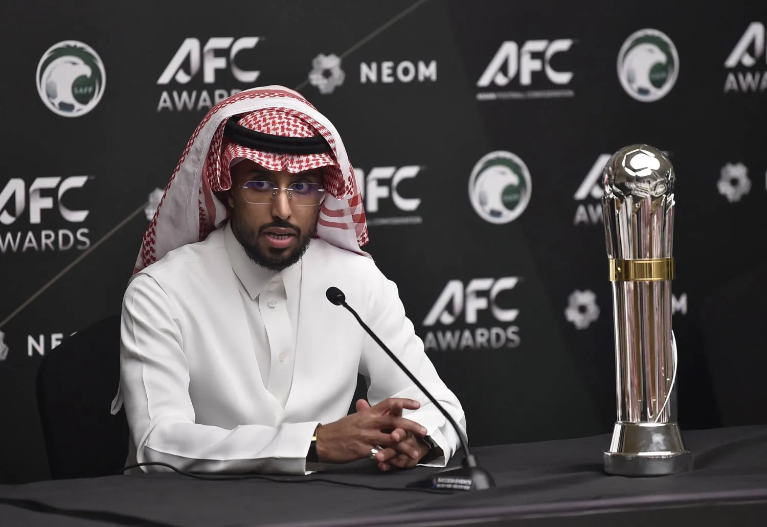 سالم يتحدث للإعلاميين بعد تتويجه بالجائزة (رويترز)
