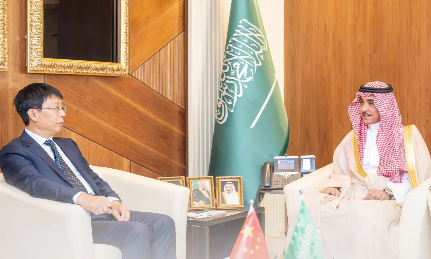 وزير الإعلام السعودي يلتقي رئيس صحيفة الشعب الصينية بالتزامن مع افتتاح مكتبها الإقليمي في الرياض (الوزارة)