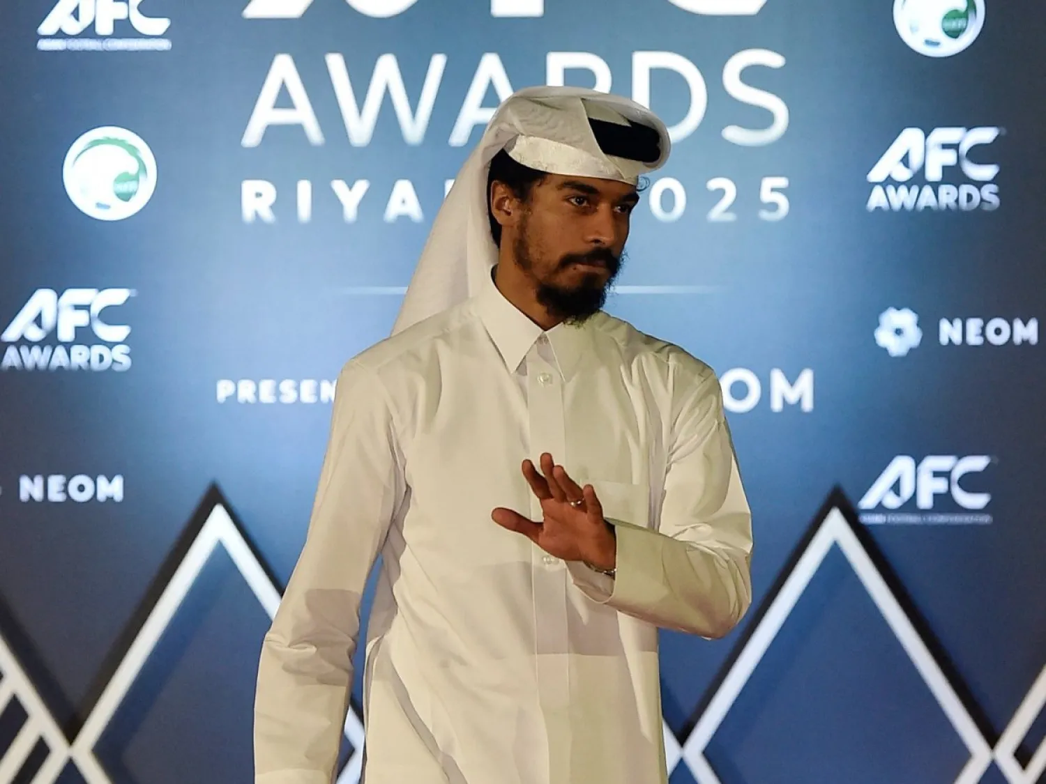 أكرم عفيف خلال حضوره مقر حفل الاتحاد الآسيوي في الرياض (رويترز)