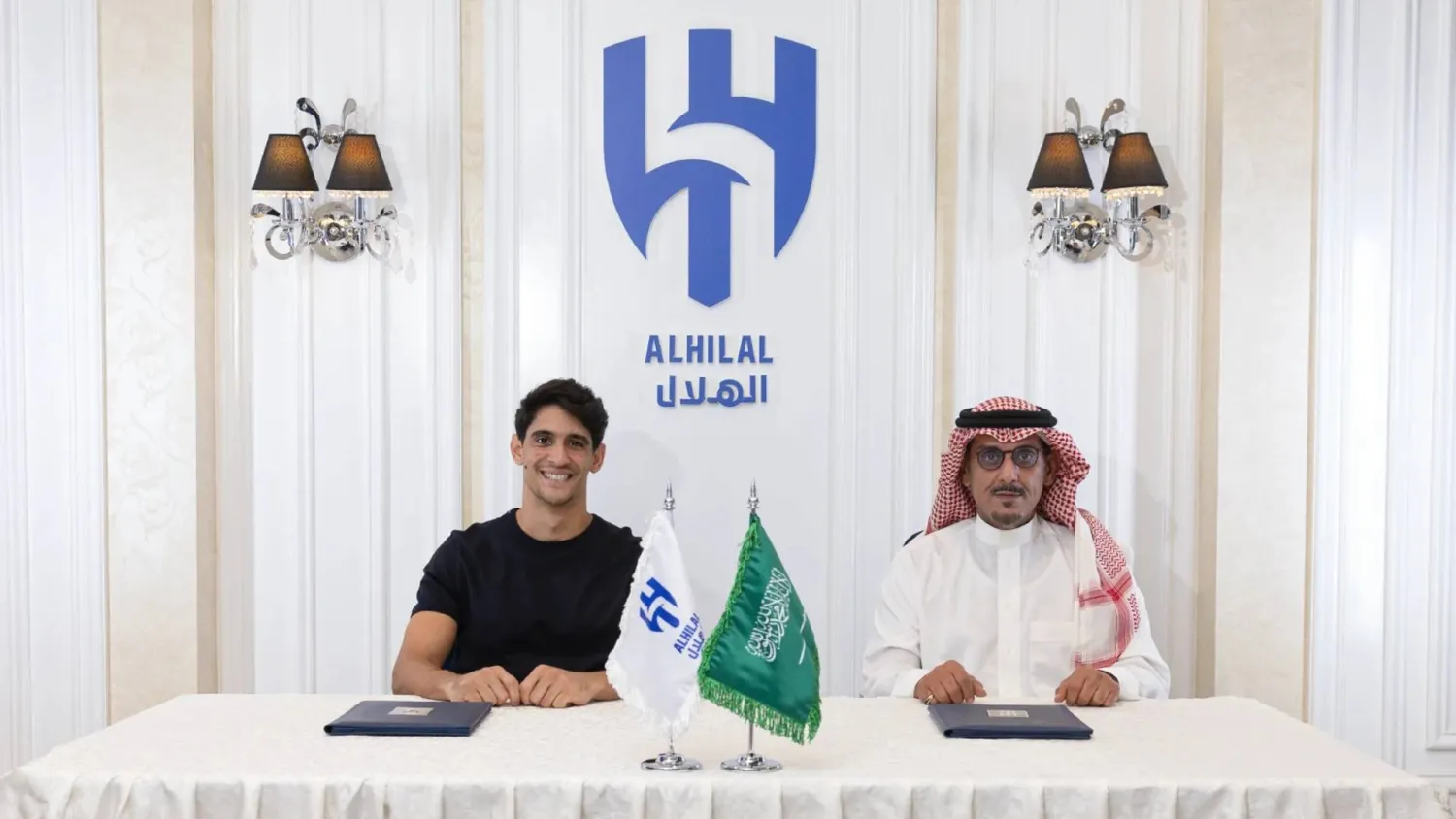 الأمير نواف بن سعد رئيس الهلال وبونو خلال توقيع العقد (نادي الهلال)