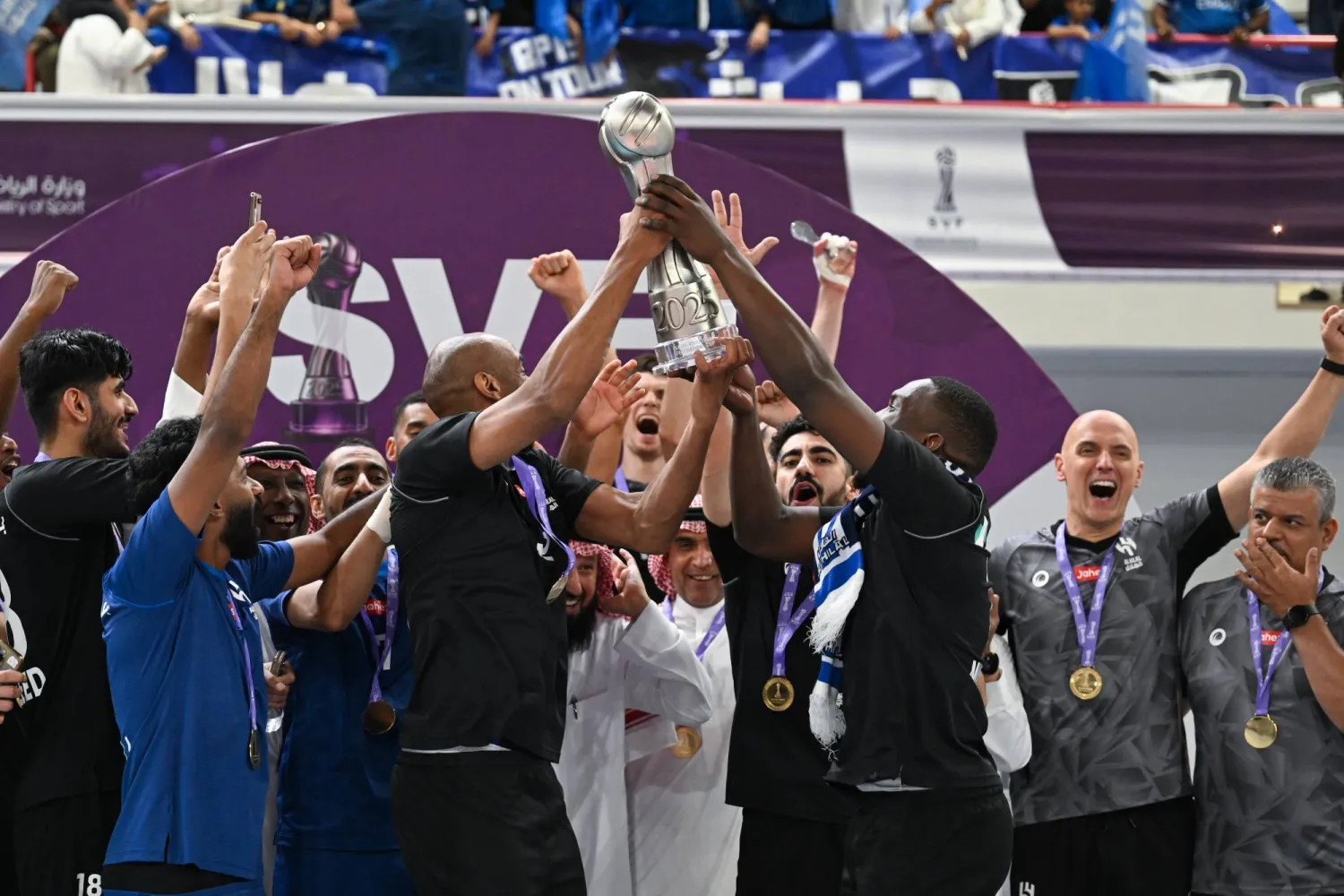 لاعبو طائرة الهلال خلال التتويج (الشرق الأوسط)