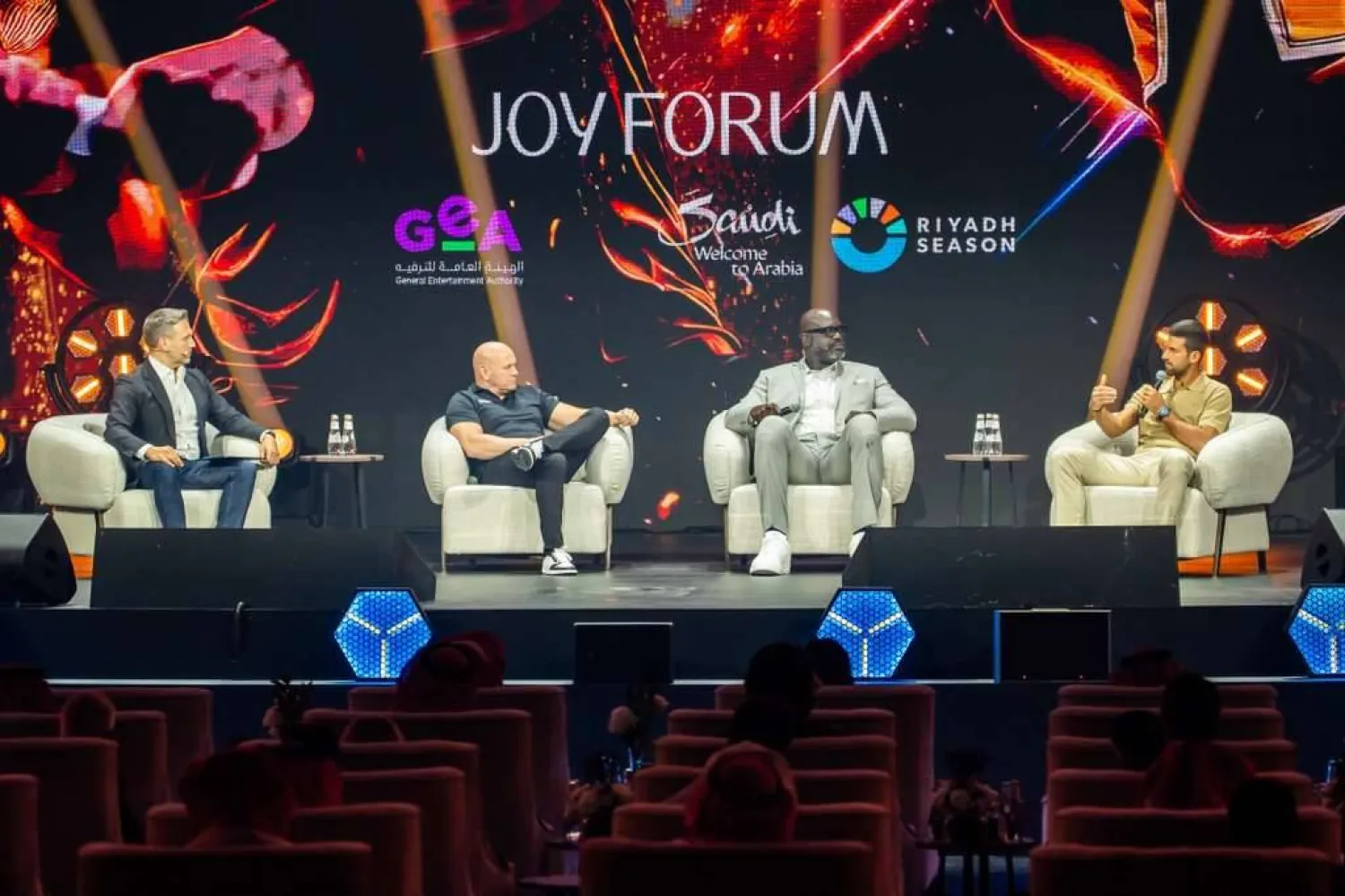 من الجلسة الحوارية التي شارك فيها دانا وايت وشاكيل أونيل (الشرق الأوسط)