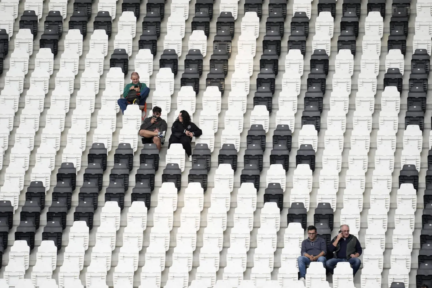 مشجعون في ملعب اليوفي يتابعون مباراة ضمن دوري أبطال أوروبا للسيدات (رويترز)