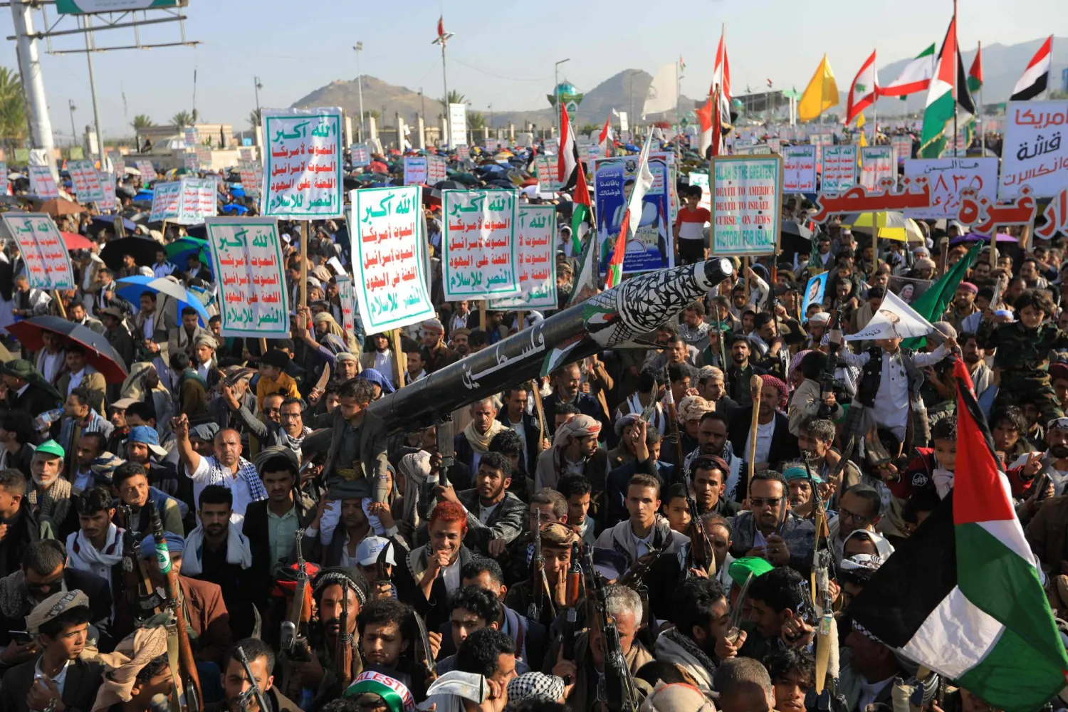 الجماعة الحوثية اعترفت بخسارة الكثير من عناصرها العسكريين خلال عامين (أ.ف.ب)