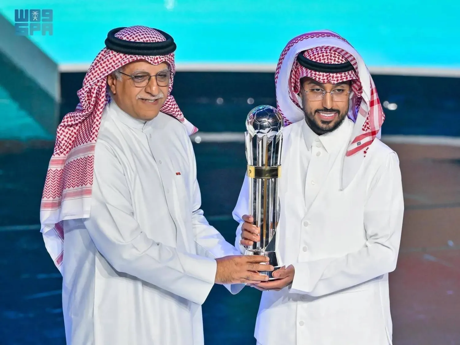 Saudi Arabia captain Salem Al-Dawsari receives his award from AFC President and FIFA Senior Vice President Shaikh Salman bin Ebrahim Al Khalifa. (SPA)