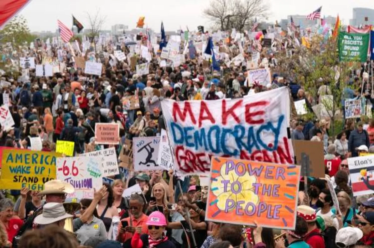 خلال مظاهرة مناهضة للرئيس الأميركي دونالد ترمب في العاصمة الأميركية واشنطن، 5 أبريل 2025 (أ.ب)