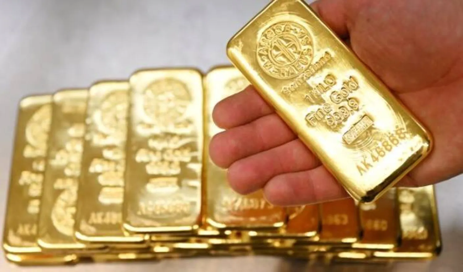 سبائك ذهبية مكدّسة داخل غرفة صناديق الإيداع الآمنة في دار «برو أوروم» بميونيخ في ألمانيا (رويترز)