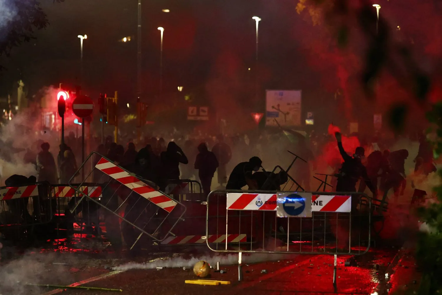 متظاهرون بإيطاليا في 14 أكتوبر 2025 حيث اشتبكت الشرطة مع متظاهرين مؤيدين لفلسطين أثناء مسيرتهم ضد فريق كرة القدم الإسرائيلي قبل مباراته ضد إيطاليا ضد (رويترز)