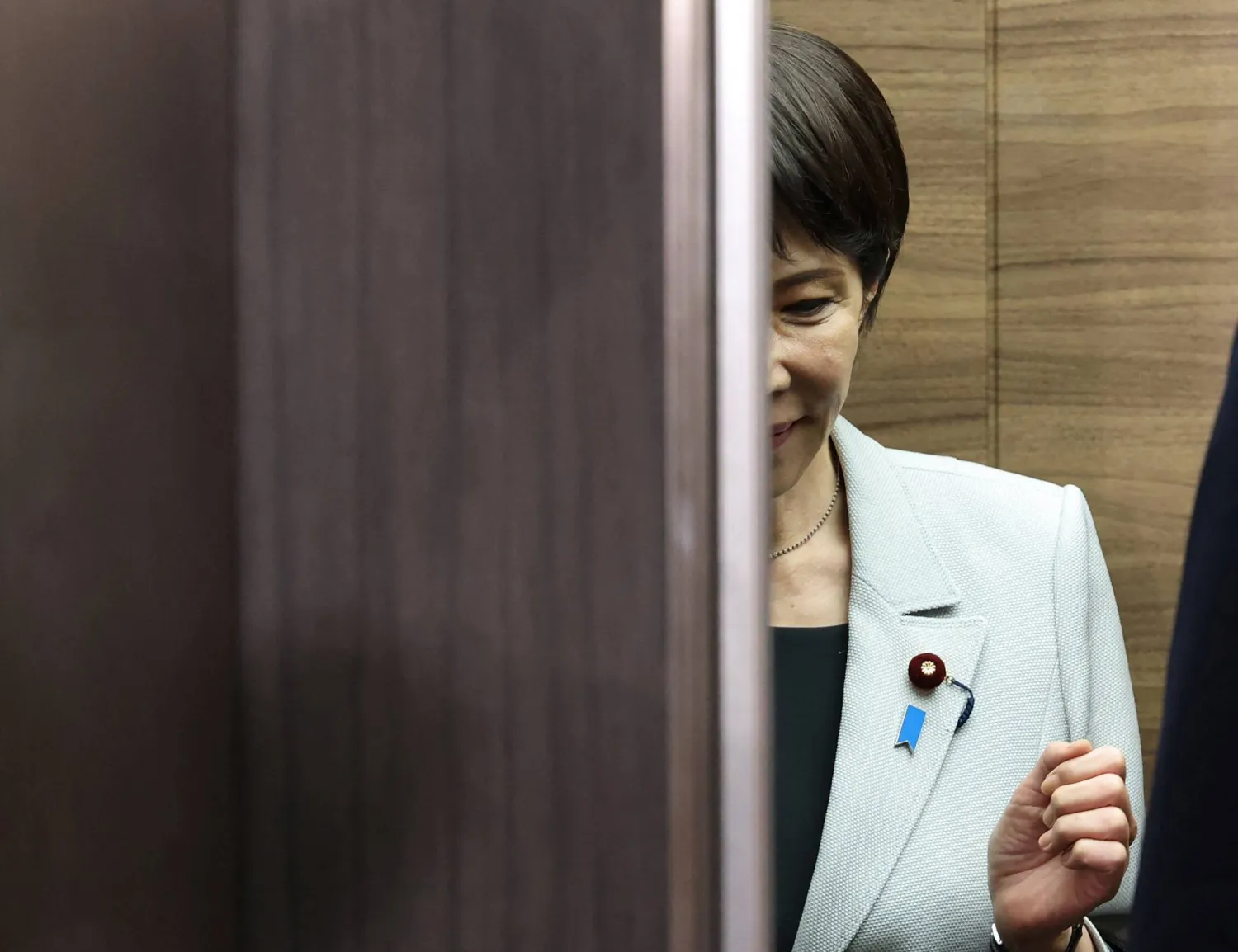 ساناي تاكايتشي الفائزة بقيادة الحزب الليبرالي الديمقراطي الحاكم باليابان خلال اجتماع حزبي بالعاصمة طوكيو (رويترز)