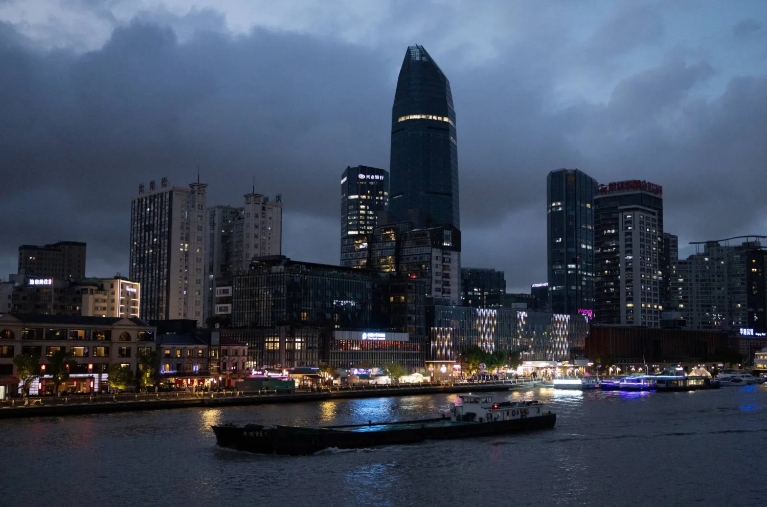 مشهد من ضفة نهر يونغجيانغ في مدينة نينغبو الصينية (رويترز)