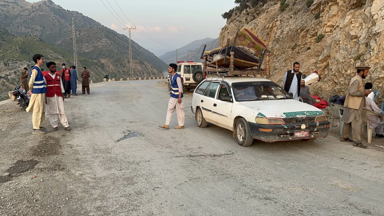 متطوعون يقفون على طريق قرب الحدود الباكستانية - الأفغانية في كورام بباكستان... 16 أكتوبر 2025 (إ.ب.أ)