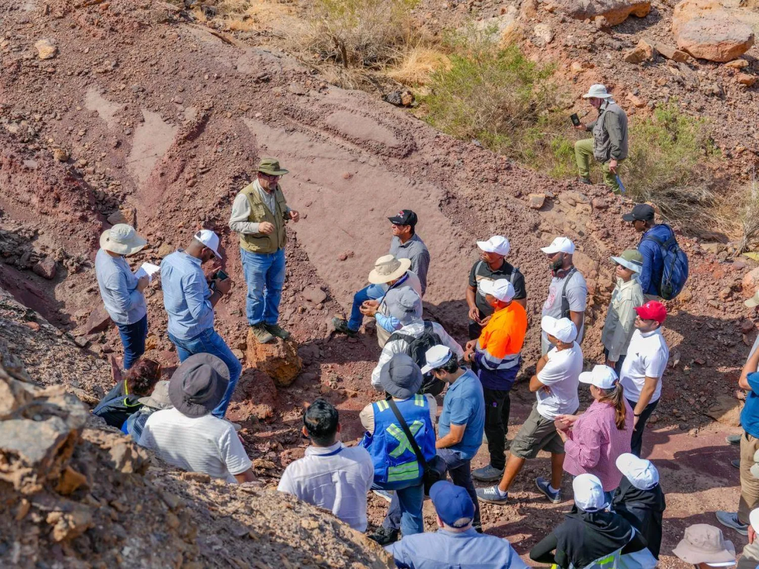 جانب من الشرح الميداني قدَّمه الخبراء (هيئة المساحة الجيولوجية)