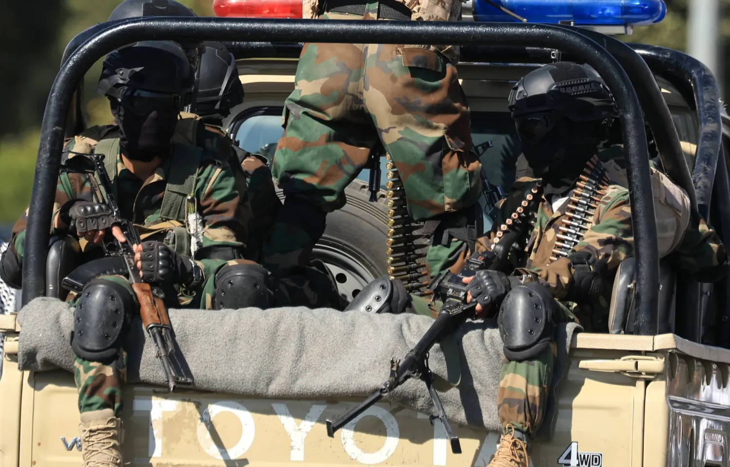 مسلحون حوثيون في صنعاء خلال حشد للجماعة دعا إليه زعيمهم (إ.ب.أ)