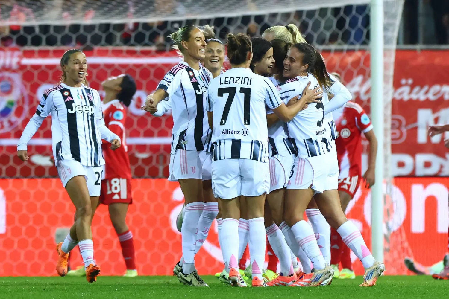 سيدات يوفنتوس الإيطالي في مواجهة بايرن ميونيخ (إ.ب.أ)