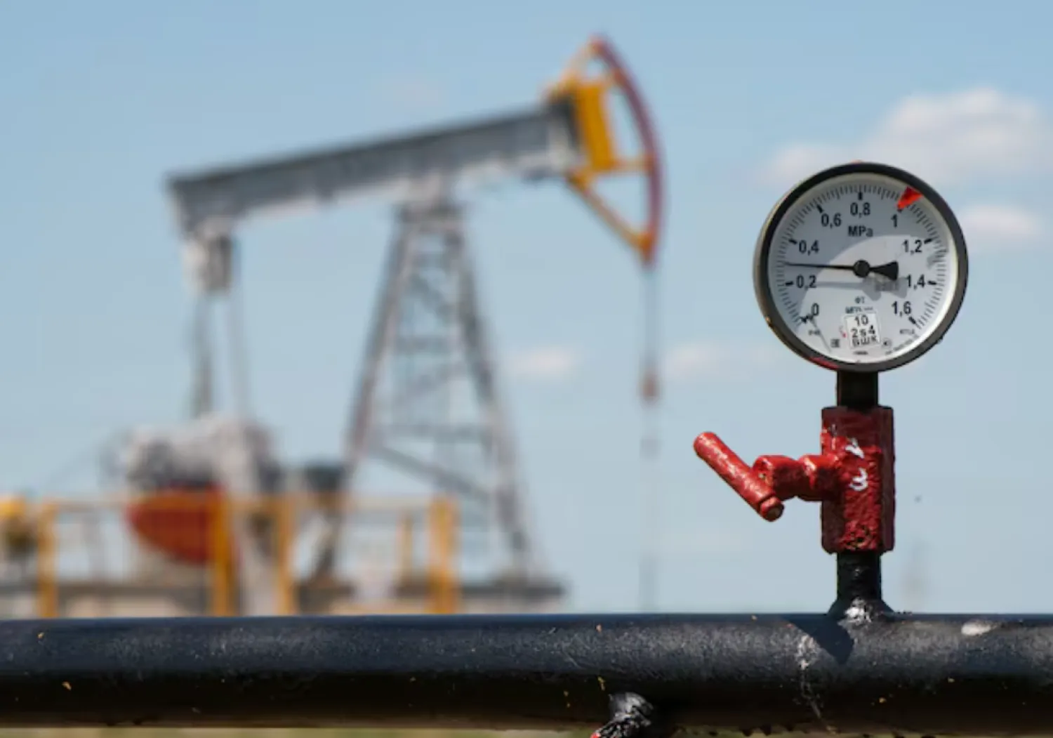 A view shows a pressure gauge near oil pump jacks outside Almetyevsk, in the Republic of Tatarstan, Russia July 14, 2025. REUTERS/Stringer 