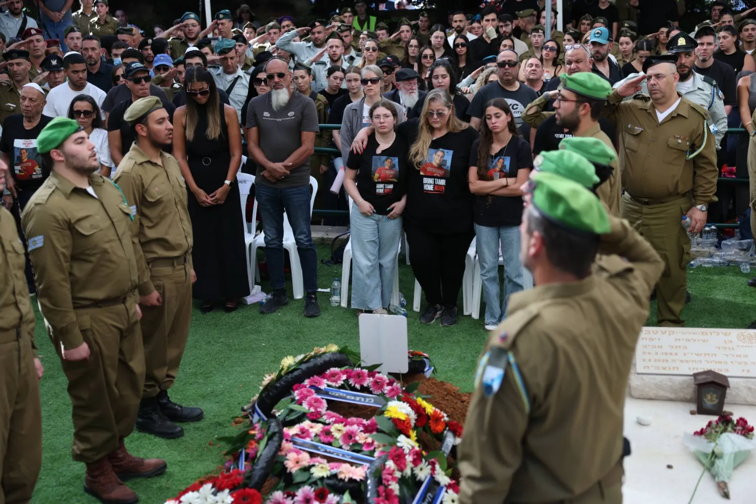 خلال جنازة الجندي الإسرائيلي والرهينة تمير نمرودي في كفار سابا - إسرائيل 16 أكتوبر 2025 (إ.ب.أ)