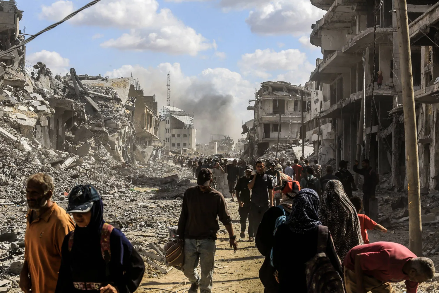 نازحون فلسطينيون في طريقهم للعودة إلى منازلهم بعد انسحاب الجيش الإسرائيلي من بعض المناطق شرق خان يونس جنوب قطاع غزة (د.ب.أ)