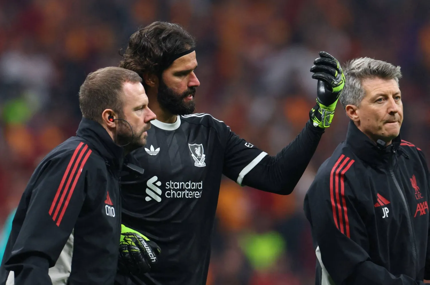 أليسون بيكر حارس ليفربول يخرج مصاباً من مباراة غلاطة سراي (رويترز)