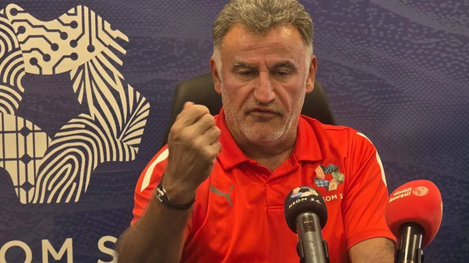 الفرنسي كريستوف غالتييه مدرب فريق نيوم (الشرق الأوسط)