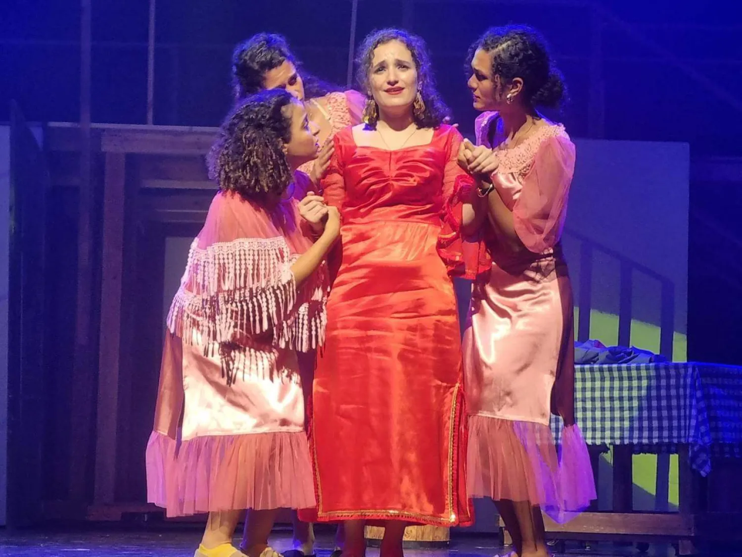 جانب من العرض المسرحي (فرقة فابريكا)