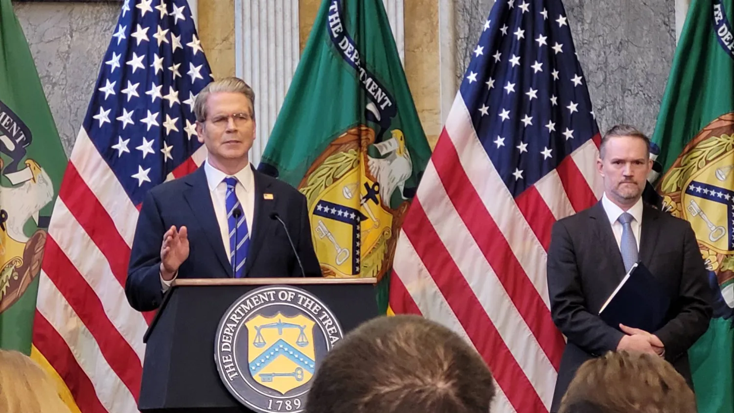 بيسنت وإلى جانبه الممثل التجاري الأميركي جيميسون غرير في مؤتمر صحافي في واشنطن (إ.ب.أ)