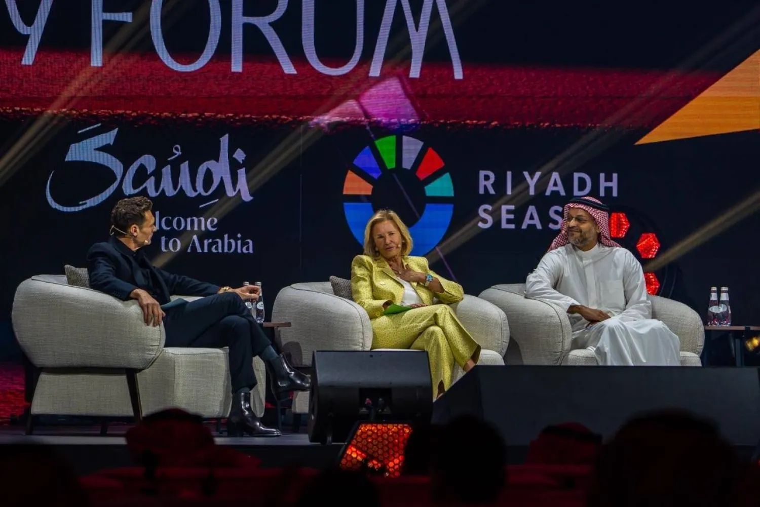 جانب من الجلسة الحوارية حول دور المهرجانات والجوائز والإعلام في بناء القوة الناعمة وتصدير الثقافة السعودية عالمياً (موسم الرياض)