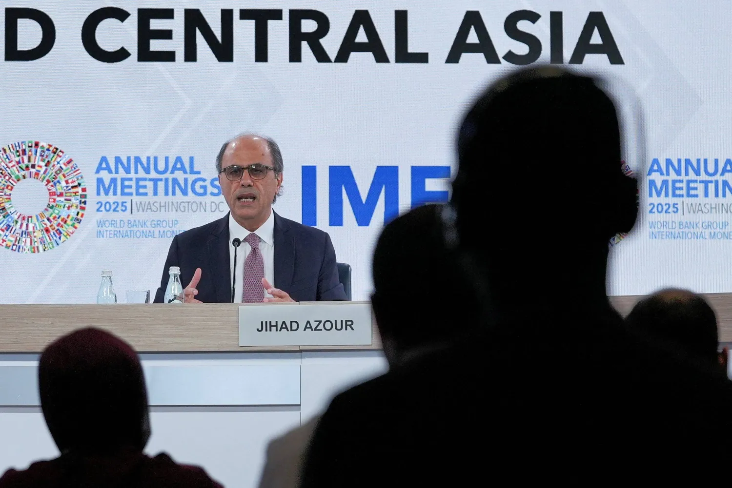 مدير إدارة الشرق الأوسط وآسيا الوسطى في صندوق النقد الدولي يتحدث خلال المؤتمر الصحافي (رويترز)