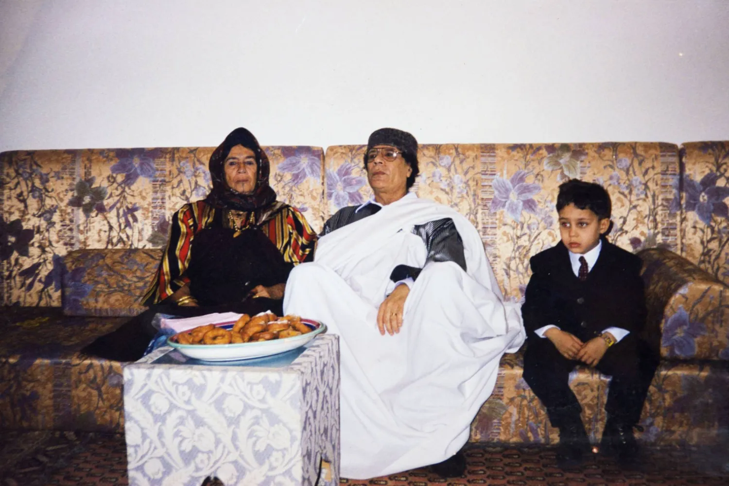 صورة أرشيفية للرئيس الراحل معمر القذافي مع بعض أفراد أسرته (متداولة)