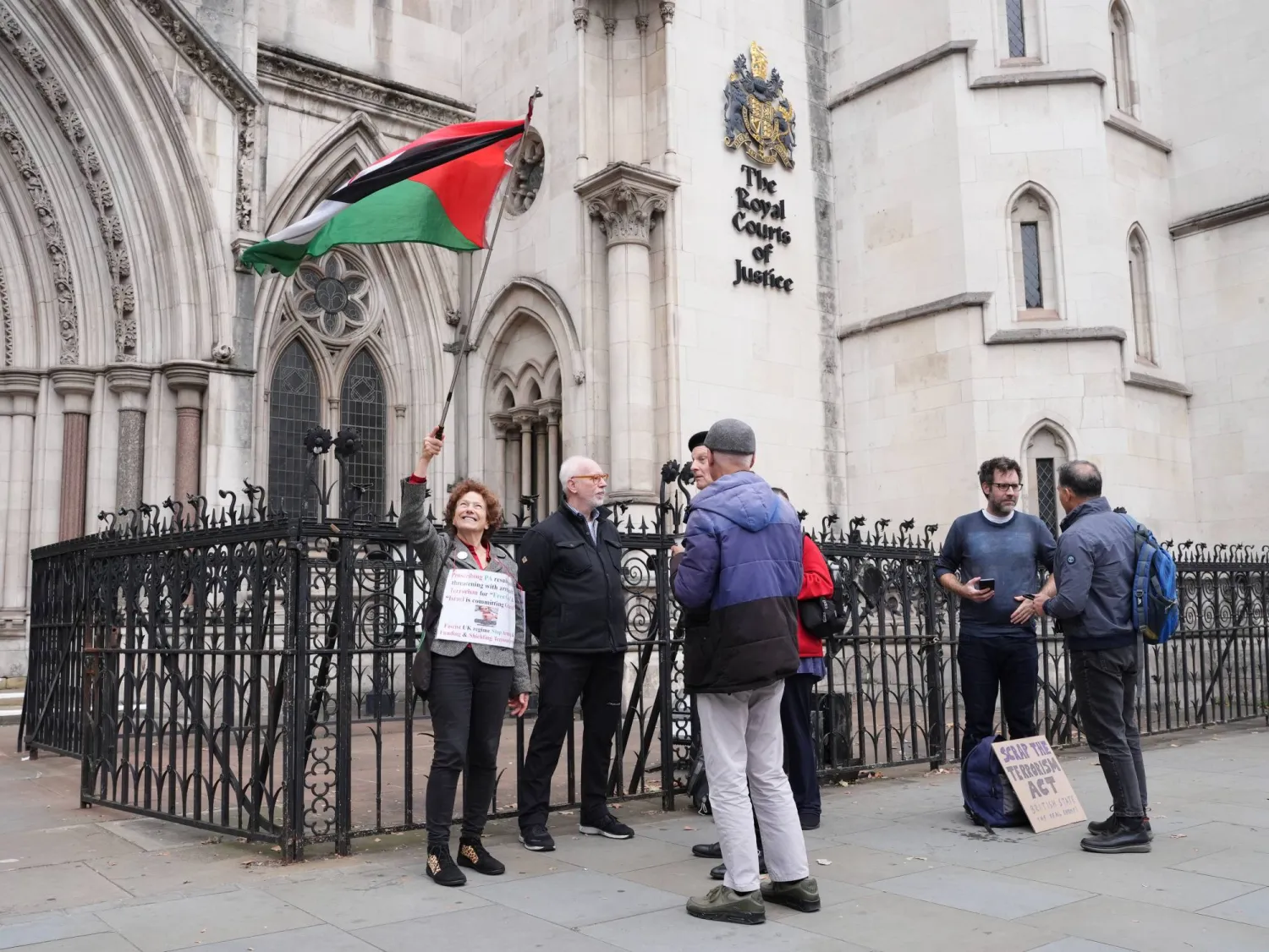 تجمع صغير من المؤيدين لحركة «فلسطين أكشن» أمام المحاكم الملكية للعدل وسط لندن (د.ب.أ)