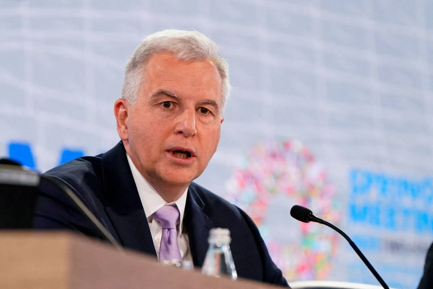 ألفريد كامر خلال مؤتمر صحافي في اجتماعات الربيع السنوية للصندوق والبنك الدوليين بواشنطن (رويترز)