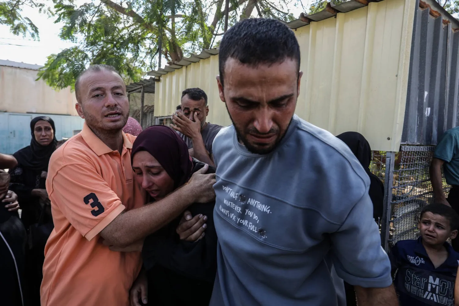 عائلة فلسطينية تبكي بعدما تسلمت جثمان ابنها في خانيونس (د.ب.أ)