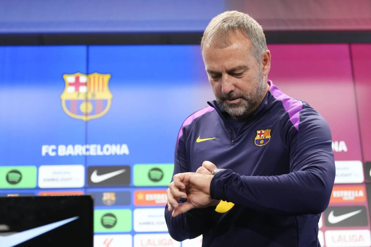 الألماني هانسي فليك المدير الفني لبرشلونة (إ.ب.أ)