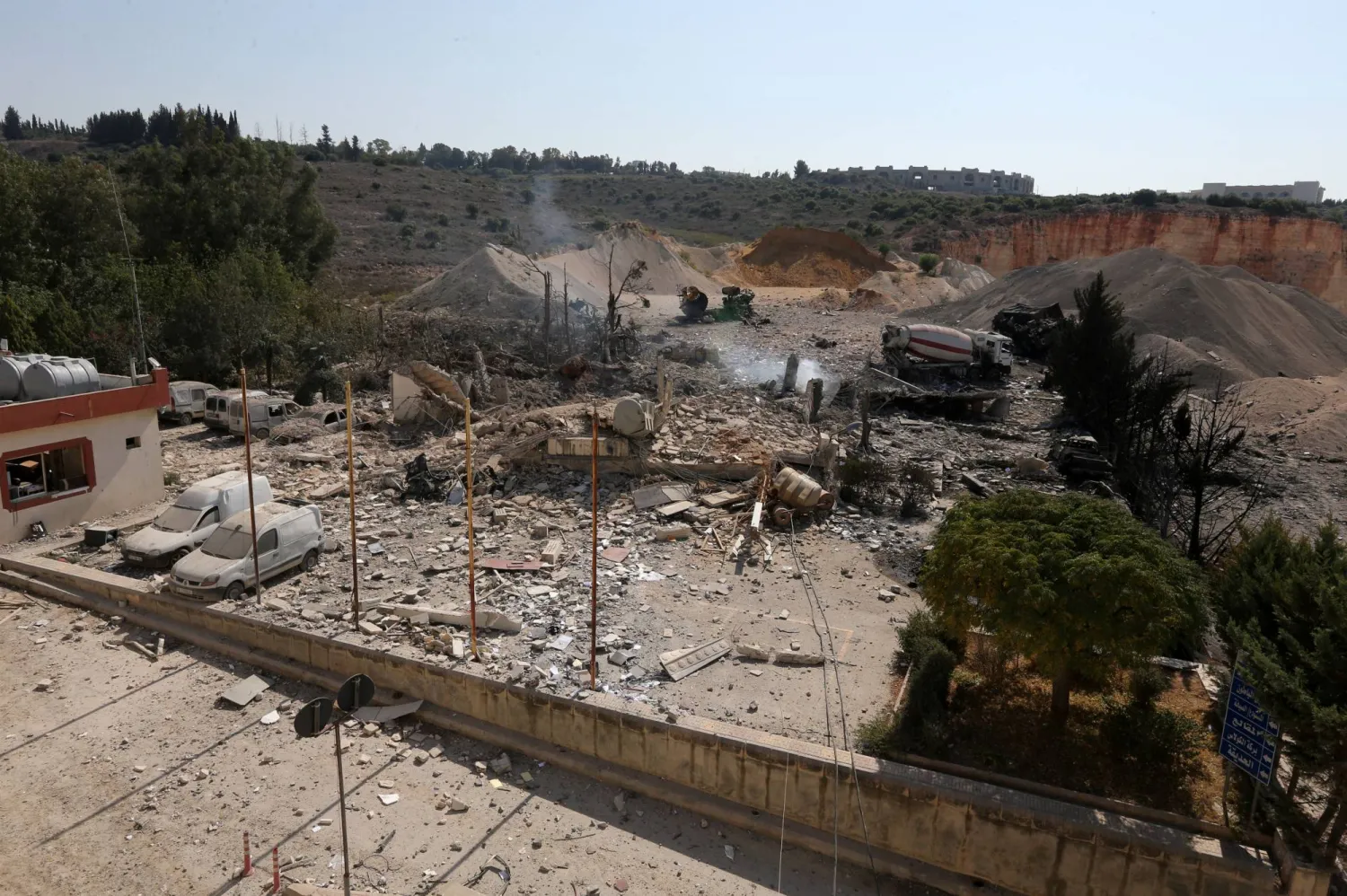 تُظهر الصورة الأضرار التي لحقت بمصنع أسمنت إثر غارة إسرائيلية في قرية أنصار جنوب لبنان (إ.ب.أ)