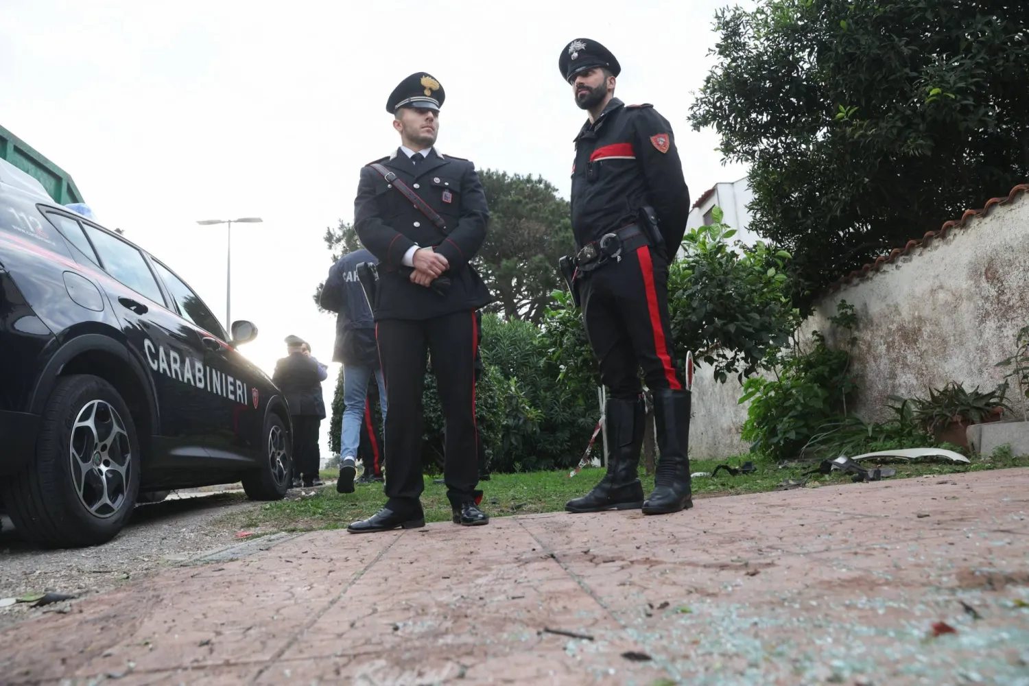 عنصران من الشرطة الإيطالية يحرسان مدخل منزل الصحافي سيغفريدو رانوتشي (أنسا - أ.ف.ب) 