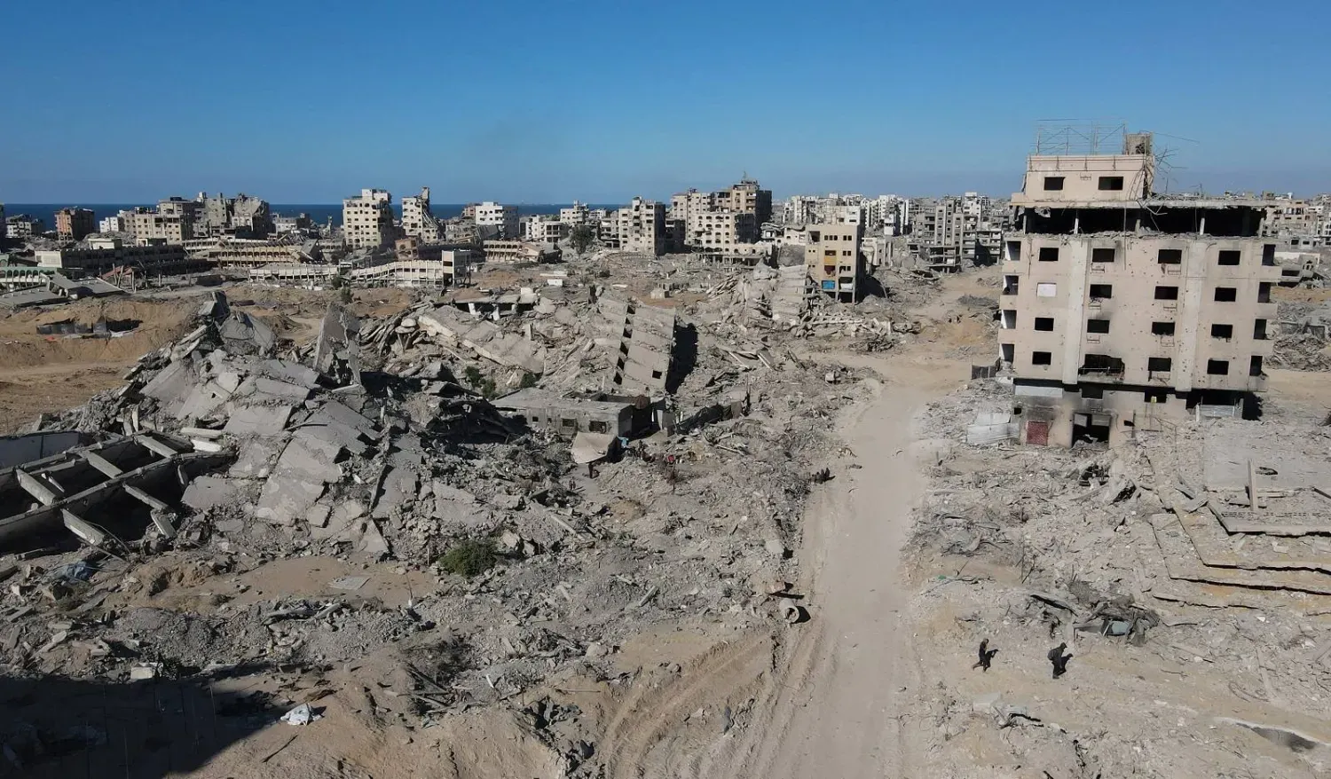 Gazze Şeridi'nin güneyinde İsrail hava saldırıları sonucu yıkılan evler (AFP)