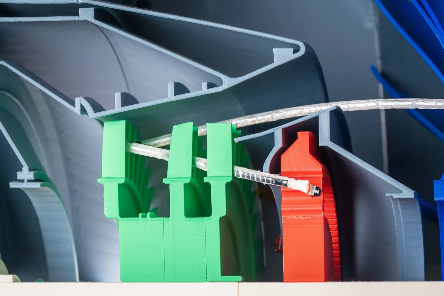 الروبوت المزوّد بالجلد الروبوتي تمكّن من التنقّل داخل نموذج يحاكي الجزء الداخلي من محرك طائرة (جامعة كاليفورنيا في سان دييغو)